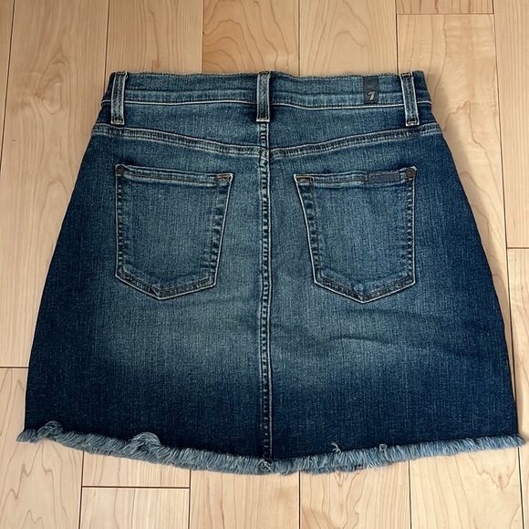 Gently worn Seven For All Mankind jean skirt! Comfortable and stylish. Size 25 - Picture 2 of 3
